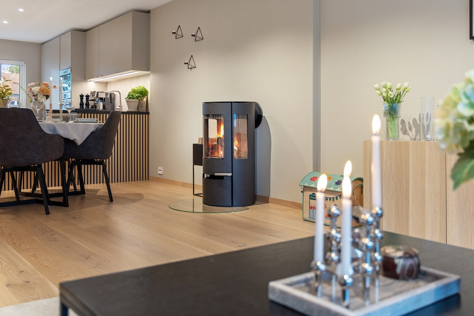 En moderne vedovn i stuen sørger for både effektiv varme og en hyggelig atmosfære. Galleribilde