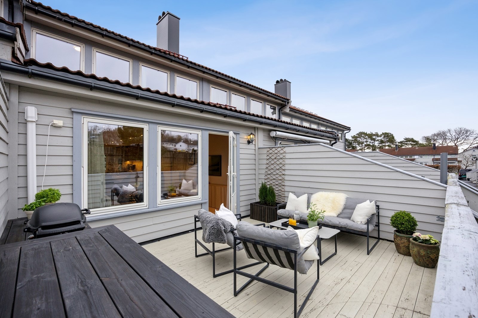 Terrassen er av god størrelse og er en flott forlengelse av stuen, med god plass til utemøbler og grill. Galleribilde