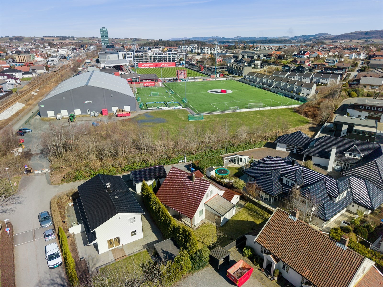 Enebolig med attraktiv beliggenhet med gåavstand til Bryne sentrum, togstasjon, skoler, barnehage og Bryne Stadion. Galleribilde