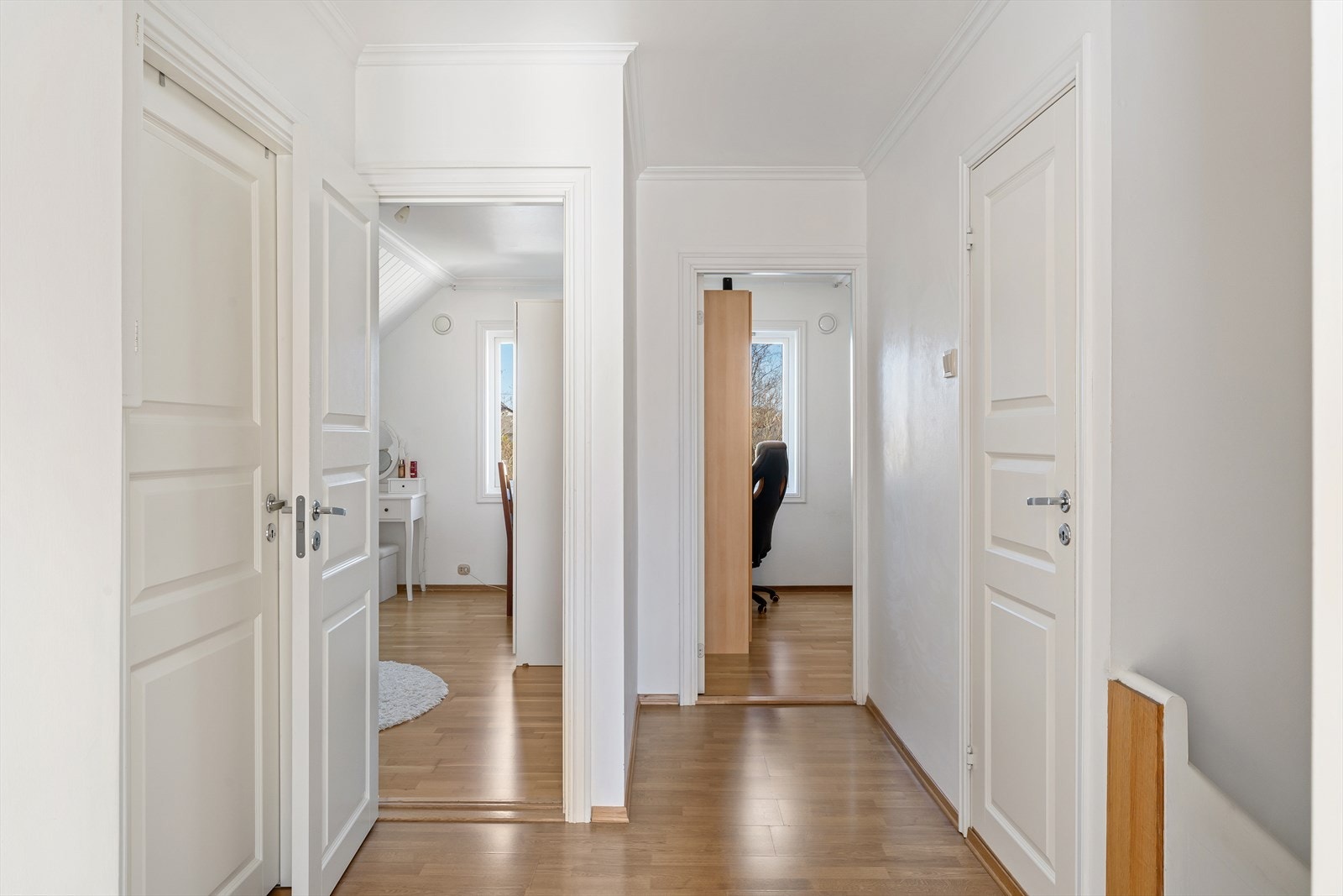 Kommer opp i gangen som gir tilgang til 3 soverom og bad. Galleribilde