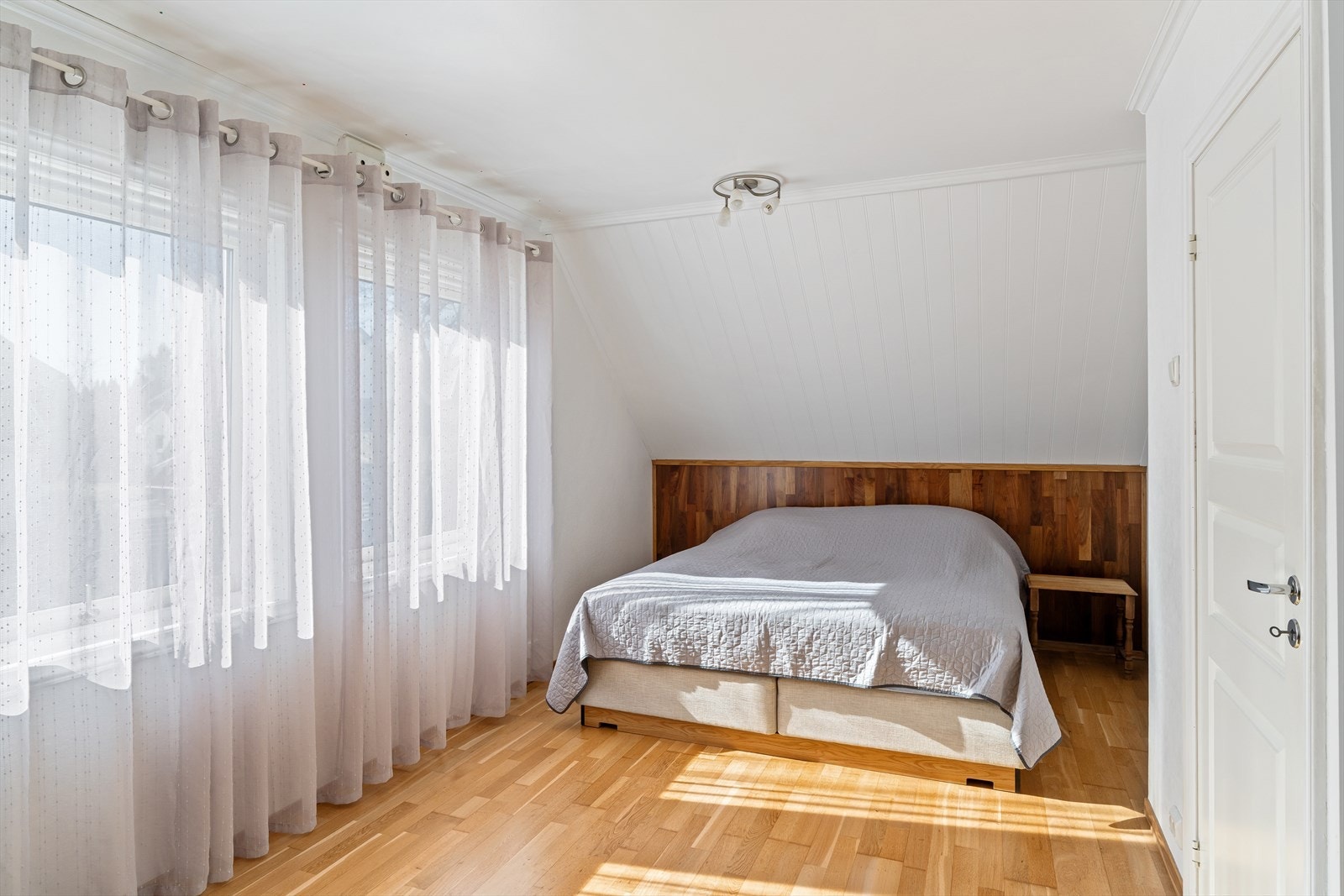Stort hovedsoverom med god plass for garderobe. Galleribilde