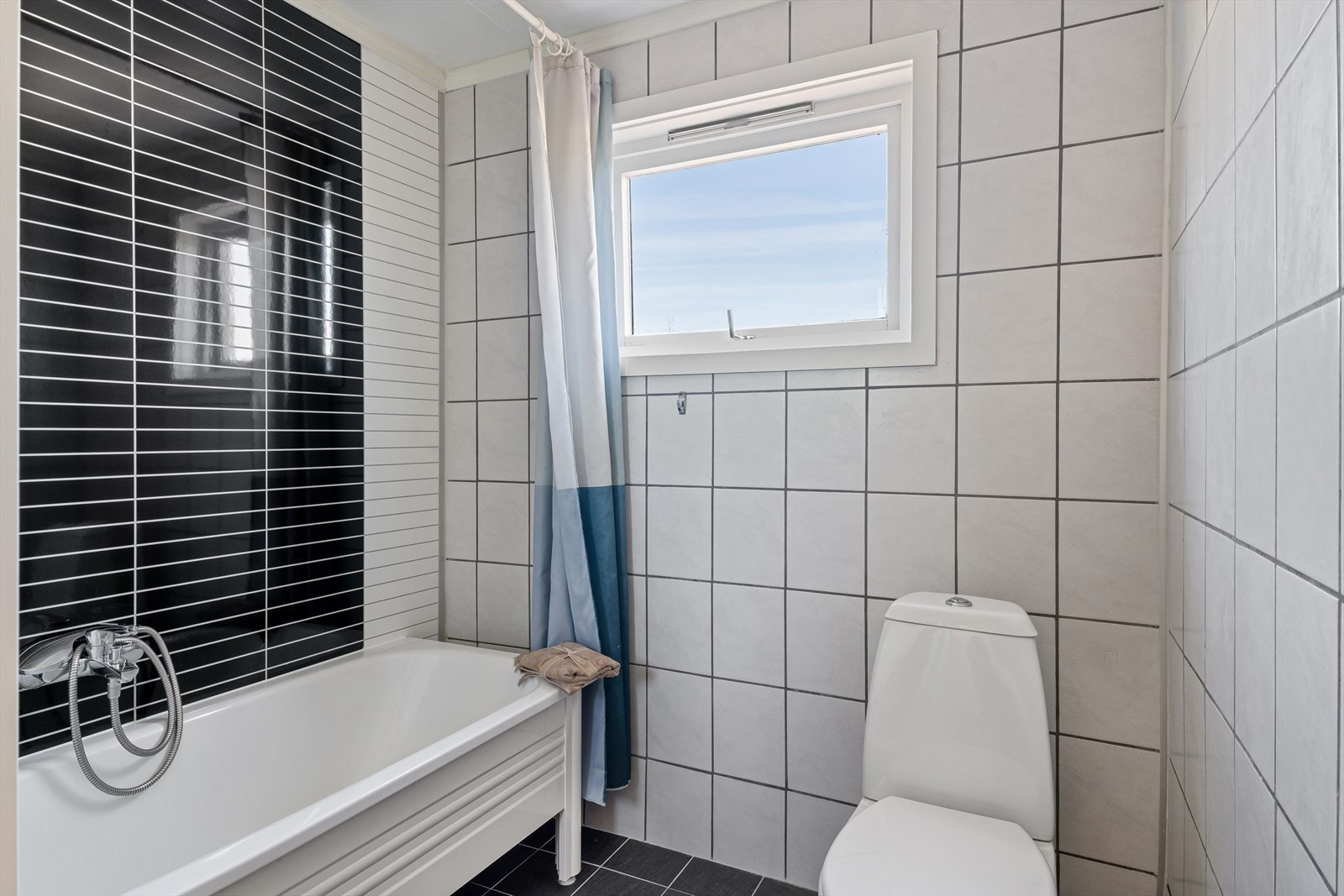Badet har flis og baderomsplater på vegg og i taket er det himlingsplater. Galleribilde