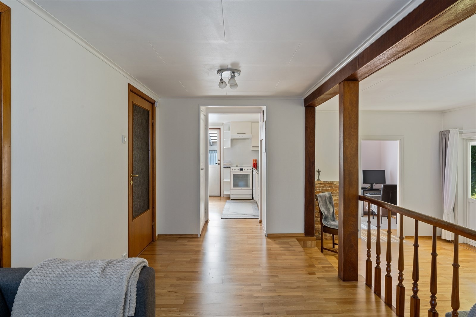 I hovedetasjen finner vi stue, kjøkken, spisestue, entré/gang, bod, bad og soverom. Galleribilde