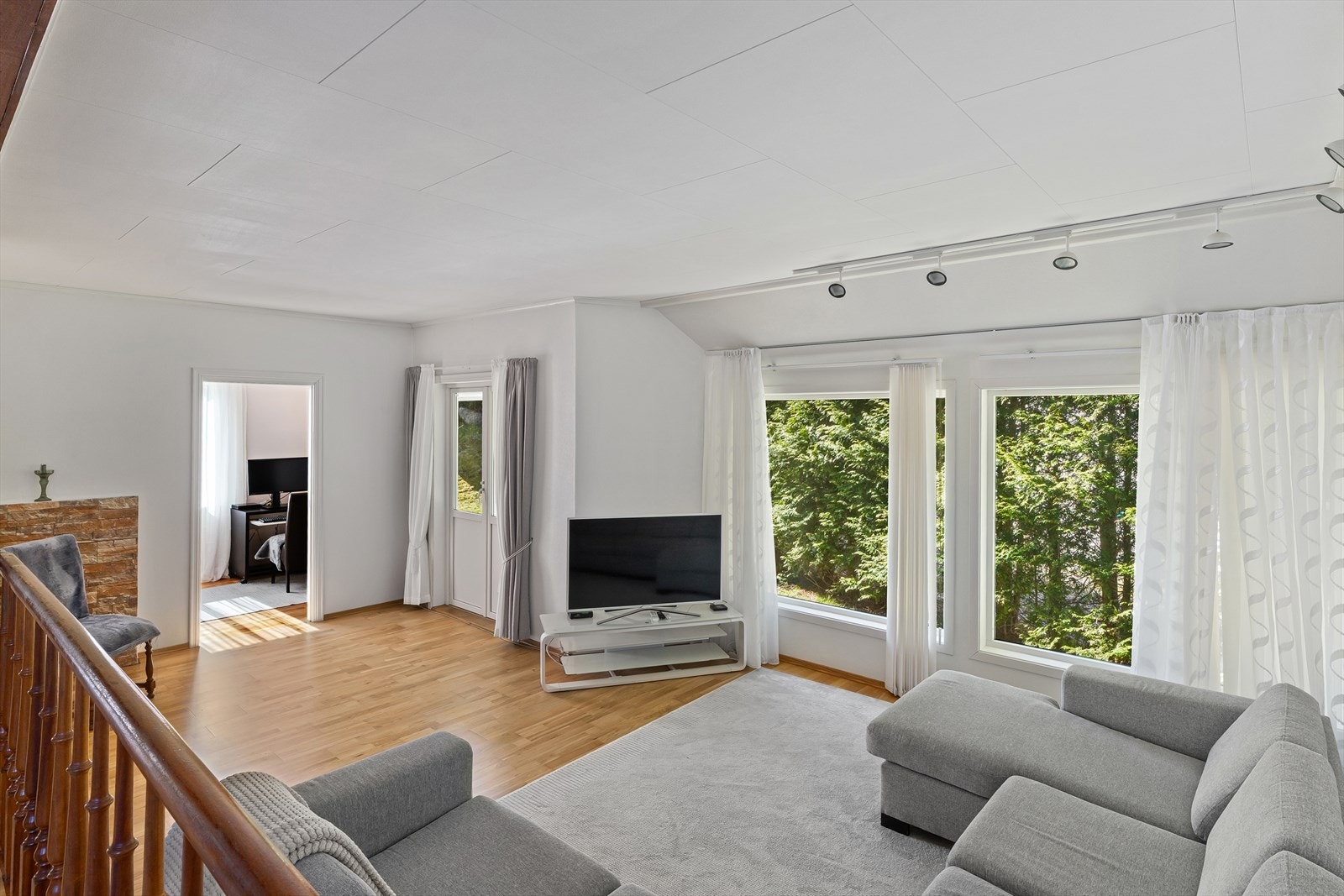Stuen har store vindusflater som gir naturlig lys. Galleribilde