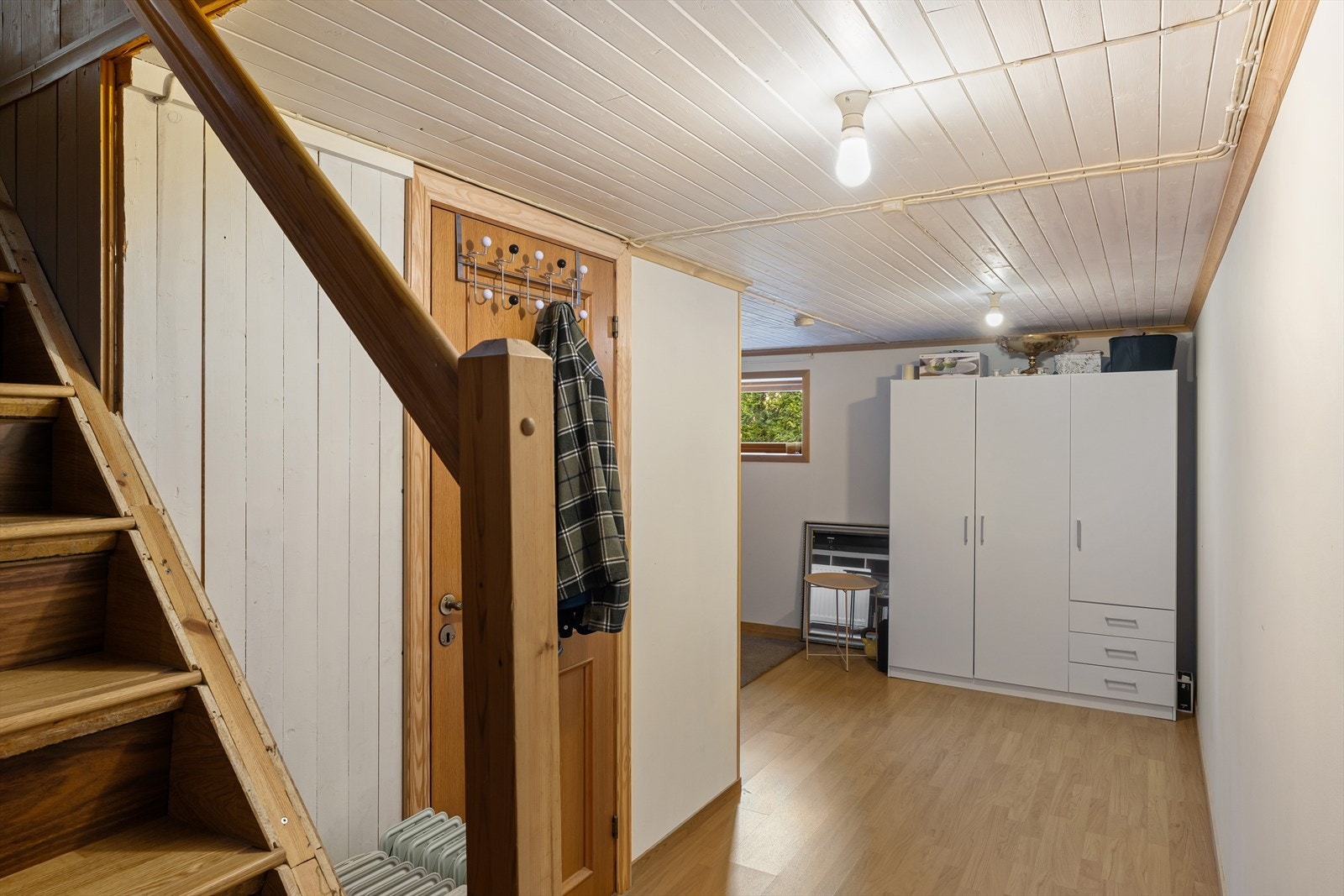 Kjelleren er ikke godkjent for varig opphold men i dag er den innredet med 3 boder, vaskerom og kjellerstue. Galleribilde