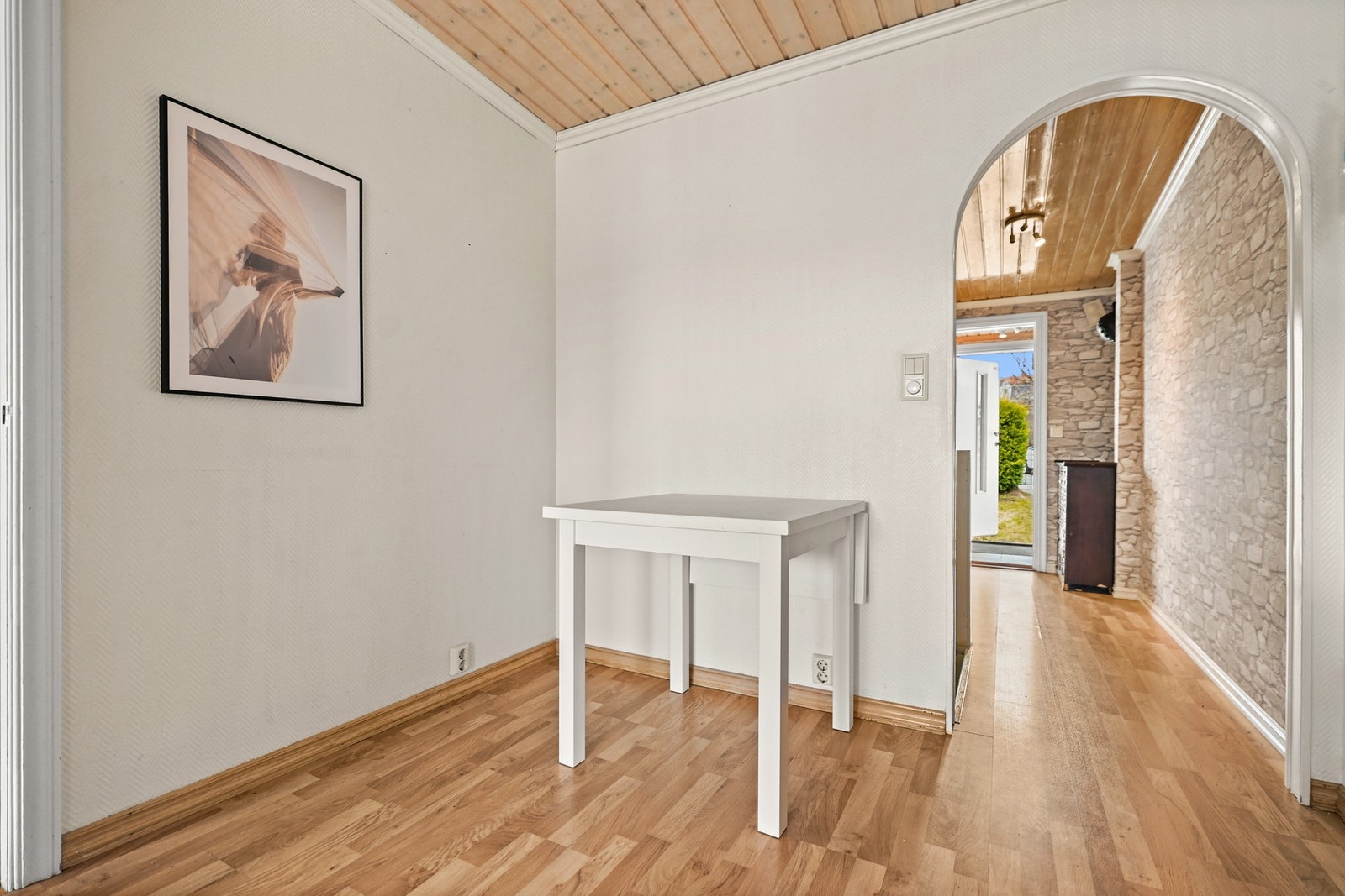 I tilknytning til kjøkkenet er det plass til spisebord. Galleribilde