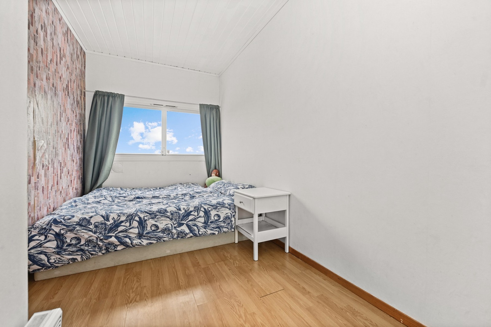 Det andre soverommet passer godt som barnerom, gjesterom eller hjemmekontor, og har skyvedørsgarderobe. Galleribilde