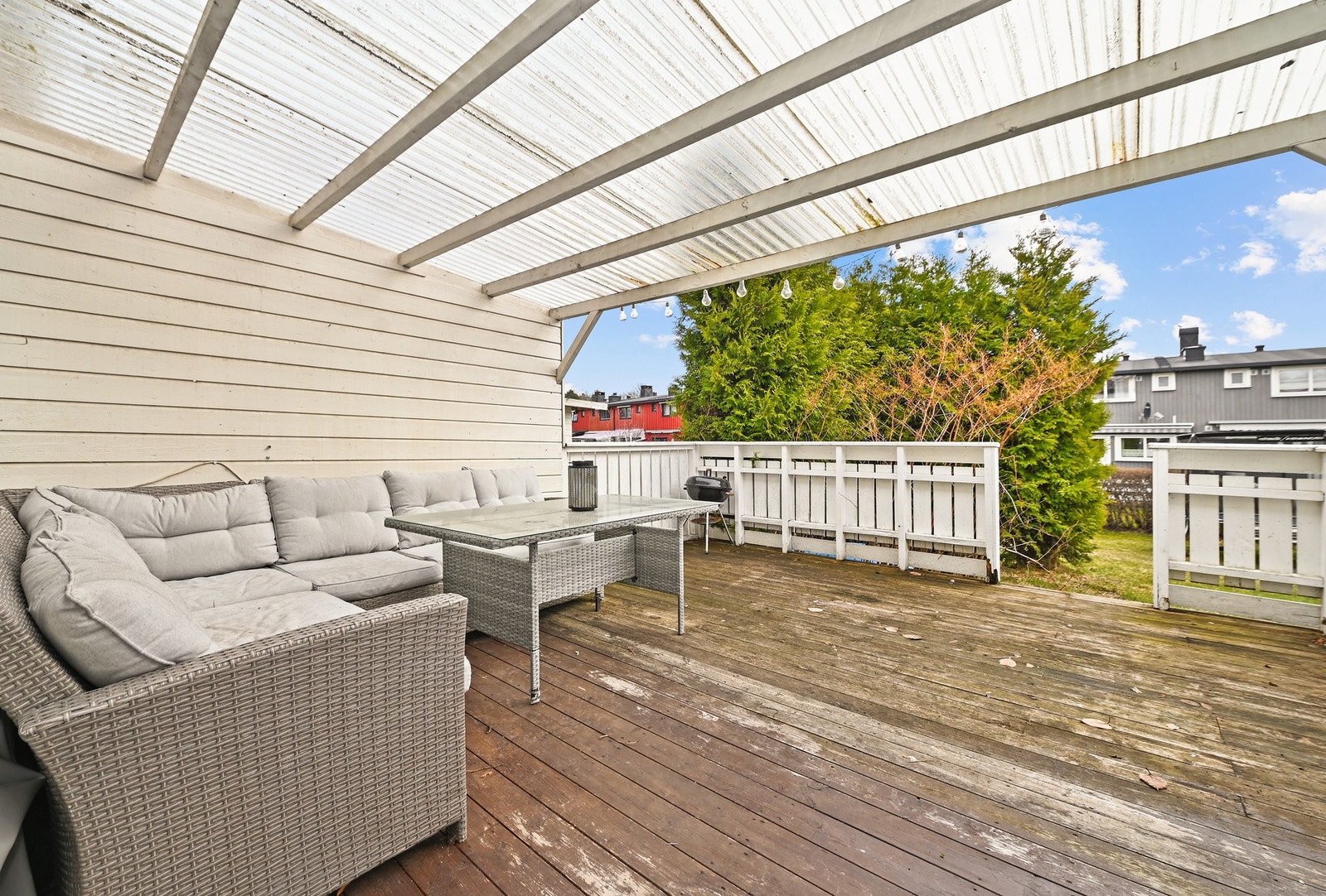 Fra stuen er det utgang til en delvis overbygget terrasse på 20 m². Galleribilde