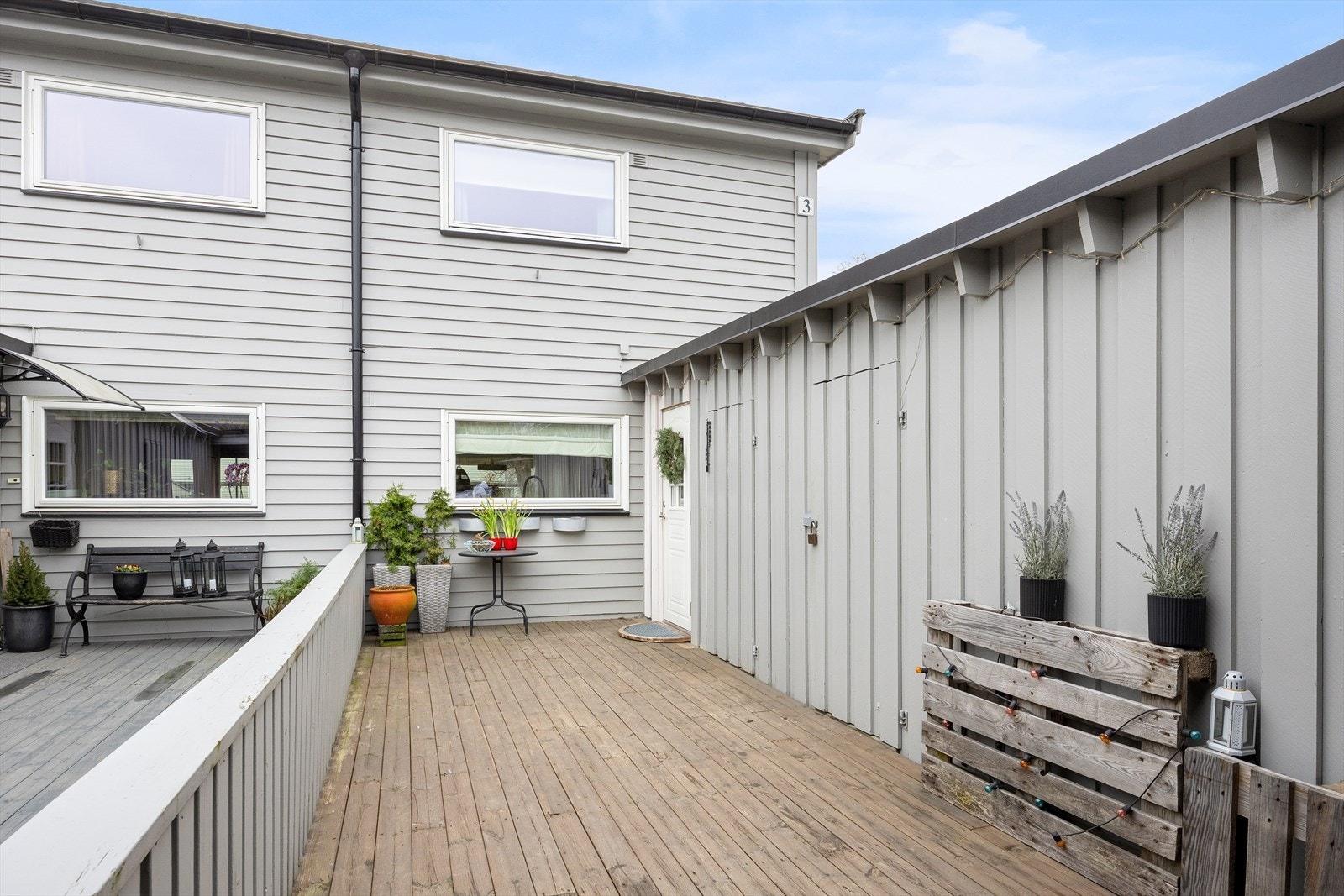 Boligen har en ettertraktet endebeliggenhet med ekstra vindu, og byr på to store uteplasser - én ved inngangen og én med utgang fra stuen. Galleribilde