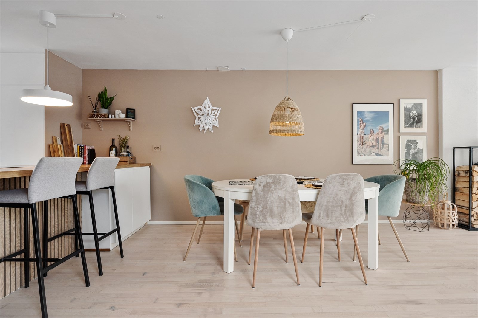 Den åpne løsningen gir fleksibilitet og en sosial sone for hele familien. Galleribilde