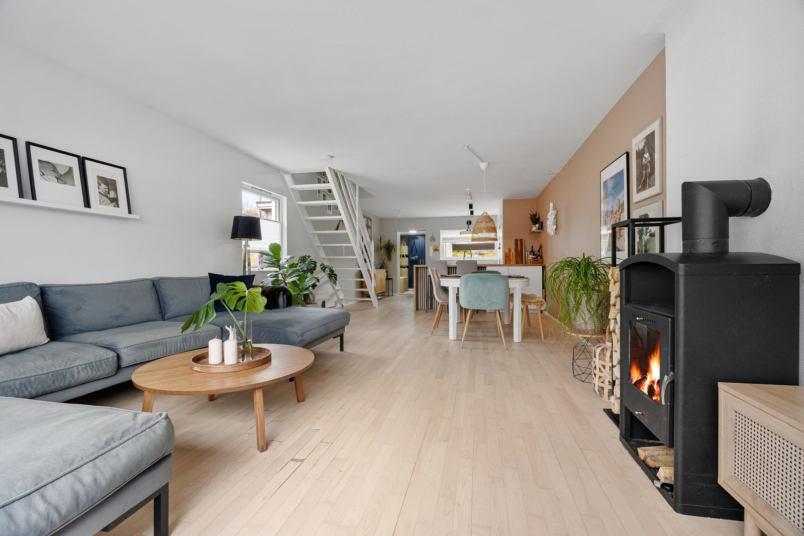 Store vindusflater, inkludert et ekstra vindu på endeveggen, sørger for rikelig med naturlig lys i hele oppholdsrommet. Galleribilde