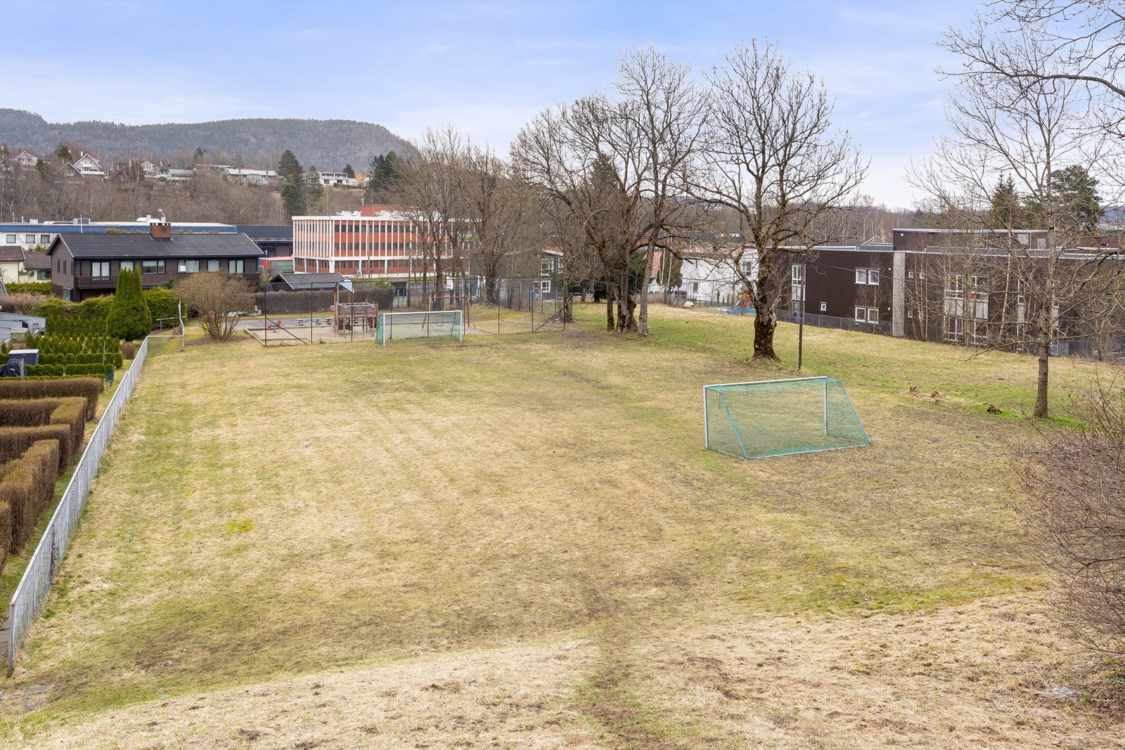 Nærområdet byr på flere leke- og ballplasser. Vøyenenga skole ligger kun 1,4 km unna. Galleribilde