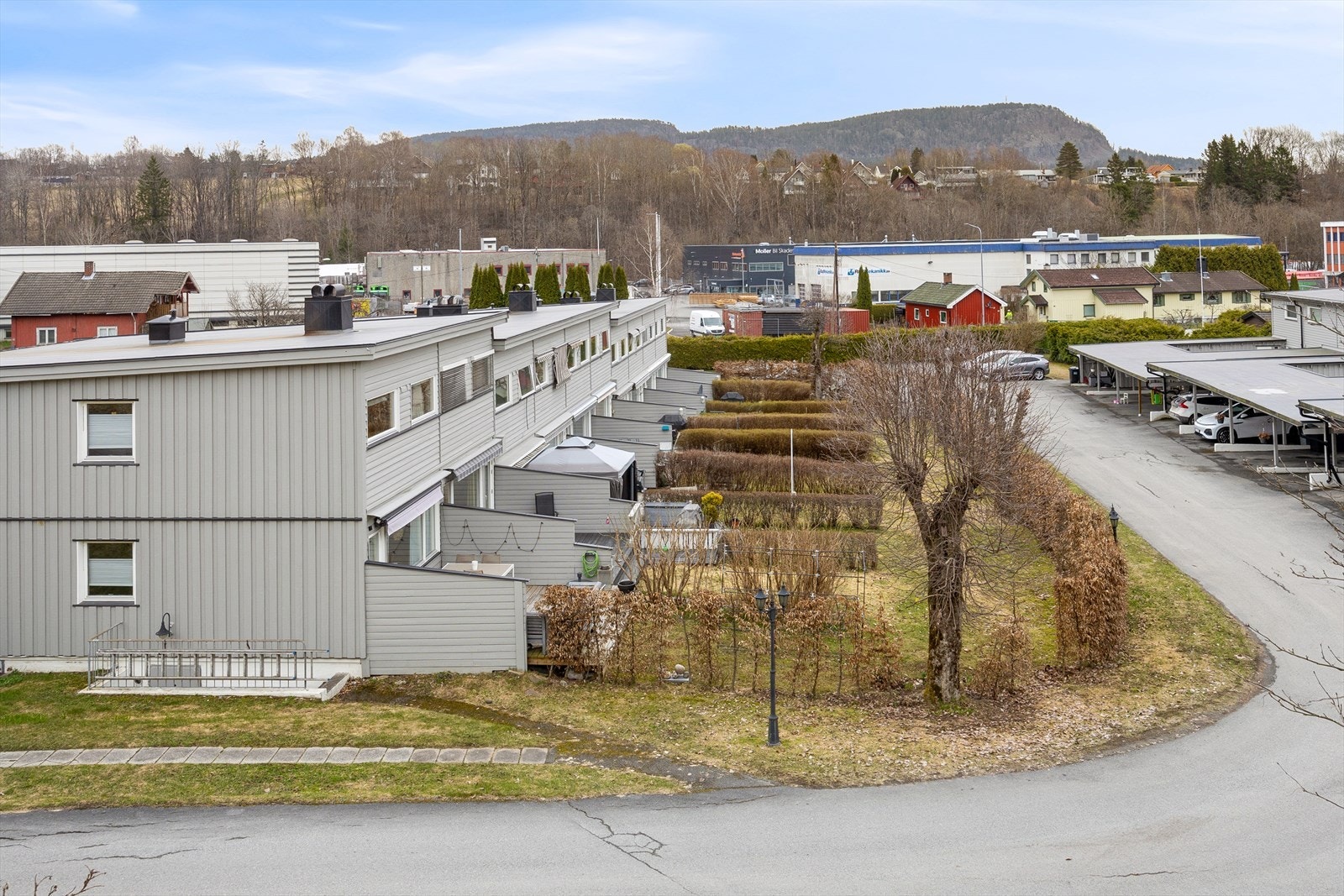 Fra boligen er det gangavstand til bussholdeplassen Arnesenga, med hyppige avganger mot Sandvika. Galleribilde
