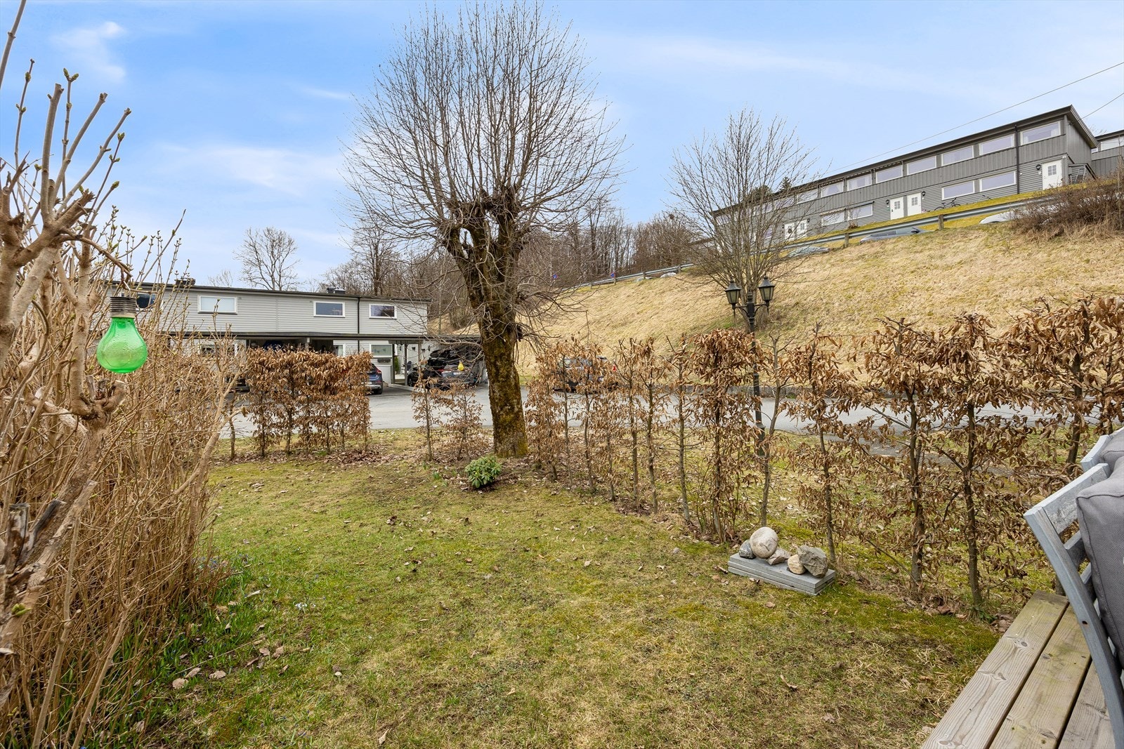 Uteplassen er skjermet og gir en fin overgang til hagen. Galleribilde