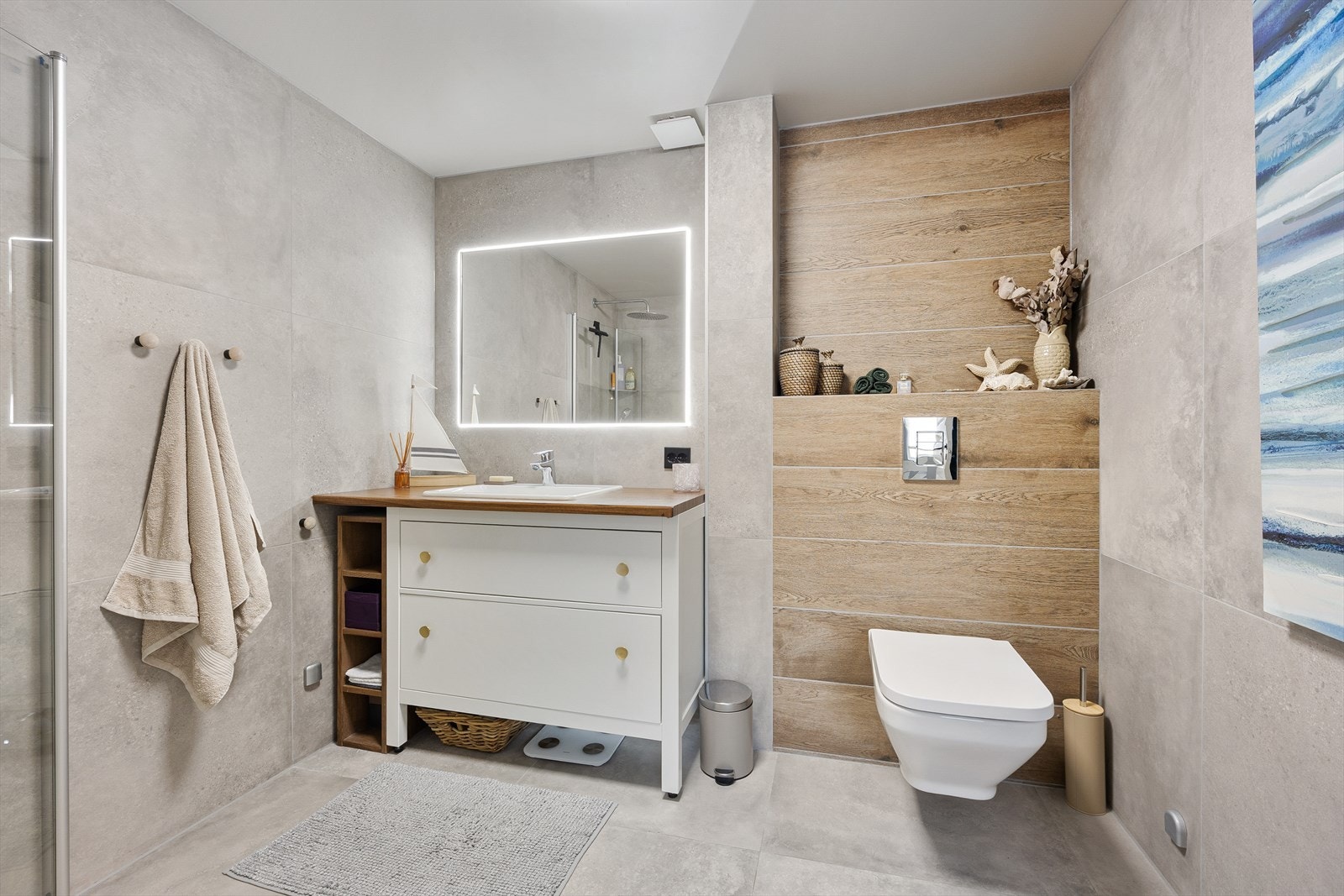Badet ble rehabilitert i 2022 med moderne fliser, vegghengt toalett og en romslig dusjnisje. Galleribilde