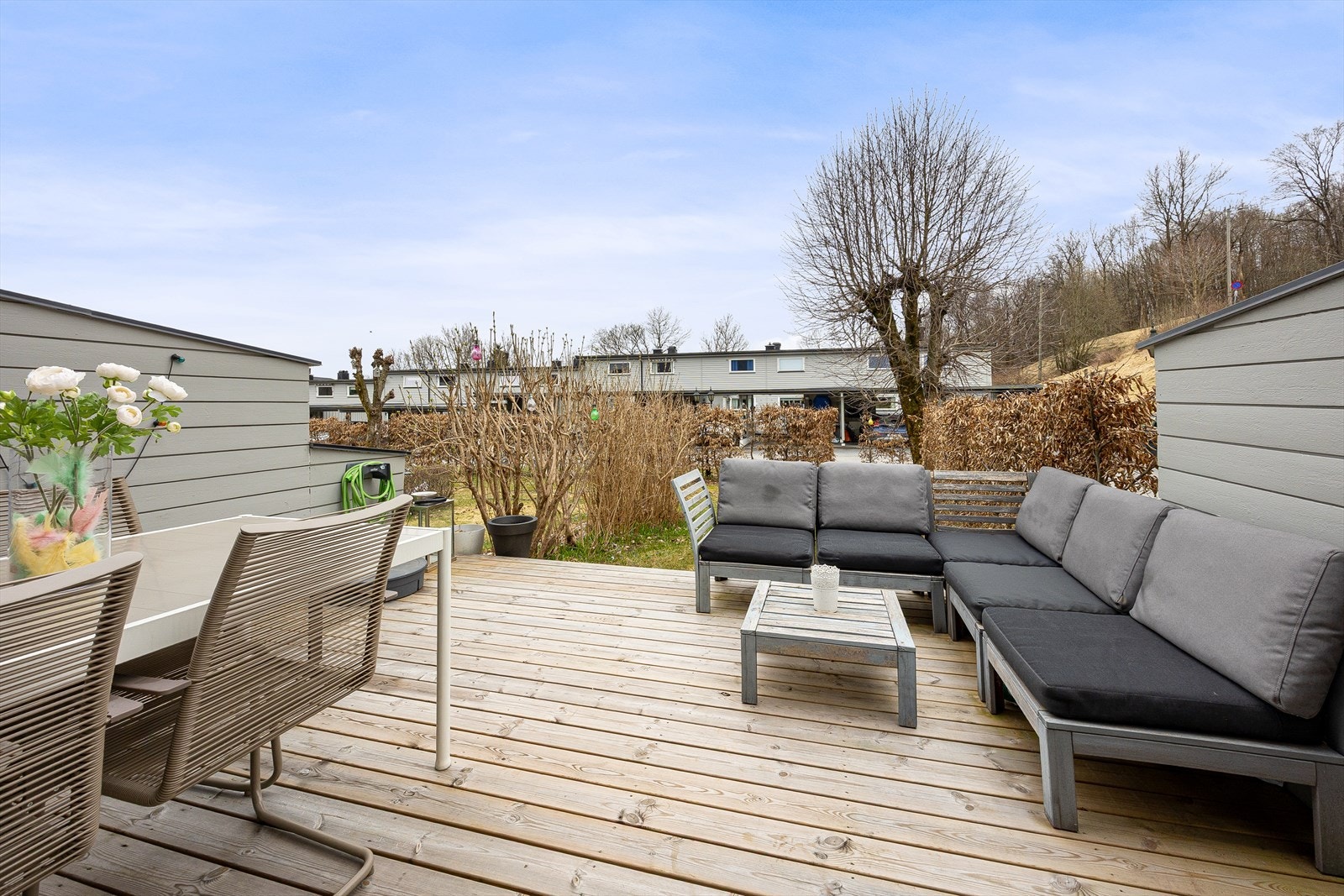 Den nylig bygde terrassen på ca. 18 m² har direkte utgang fra stuen og god plass til både spisebord og loungegruppe. Galleribilde
