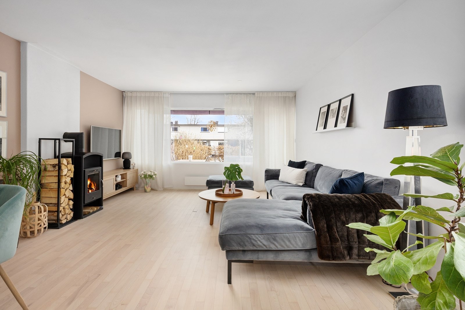 Stuen er romslig og lett å møblere, med god plass til en stor sofagruppe. Galleribilde