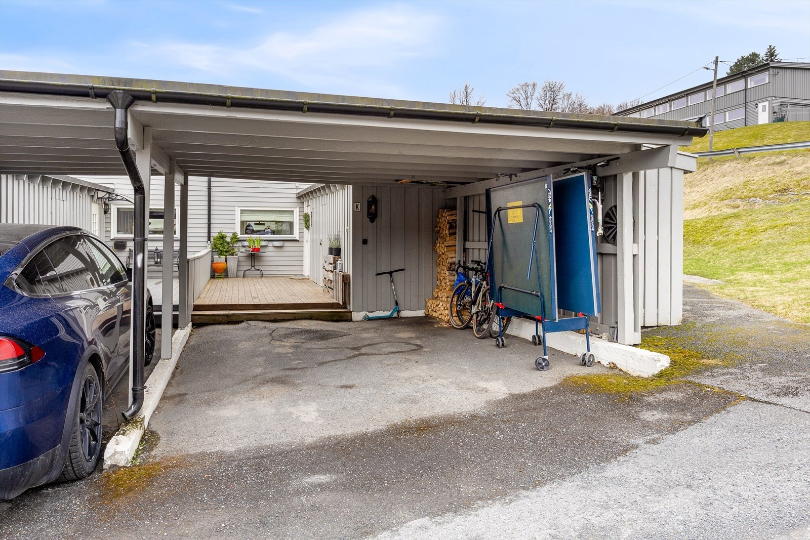 Biloppstillingsplass i egen carport. Herfra er det også tilgang til en ekstern bod på 7 m². Galleribilde