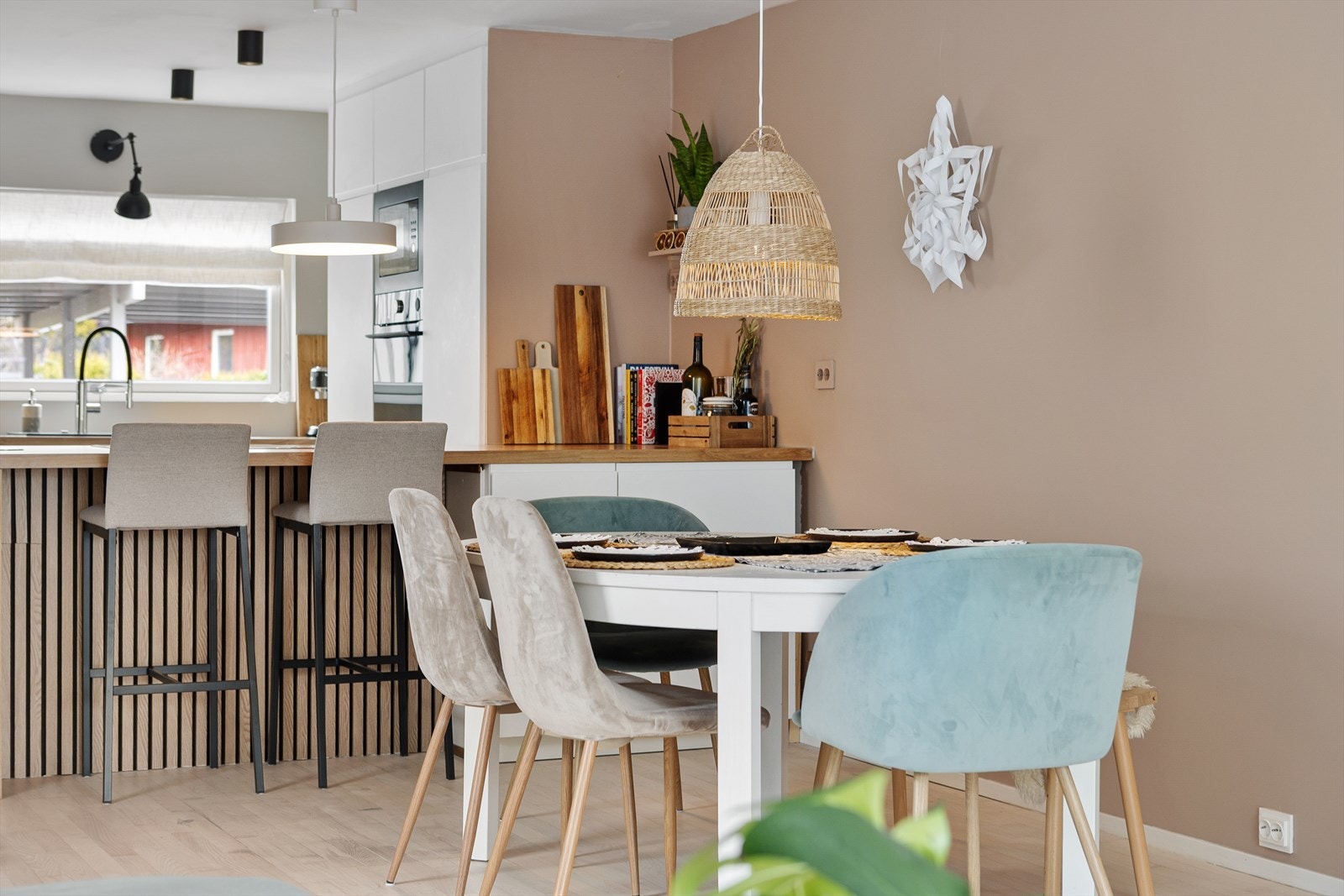 Spiseplassen er en naturlig del av allrommet, med plass til hyggelige måltider med familie og venner. Galleribilde