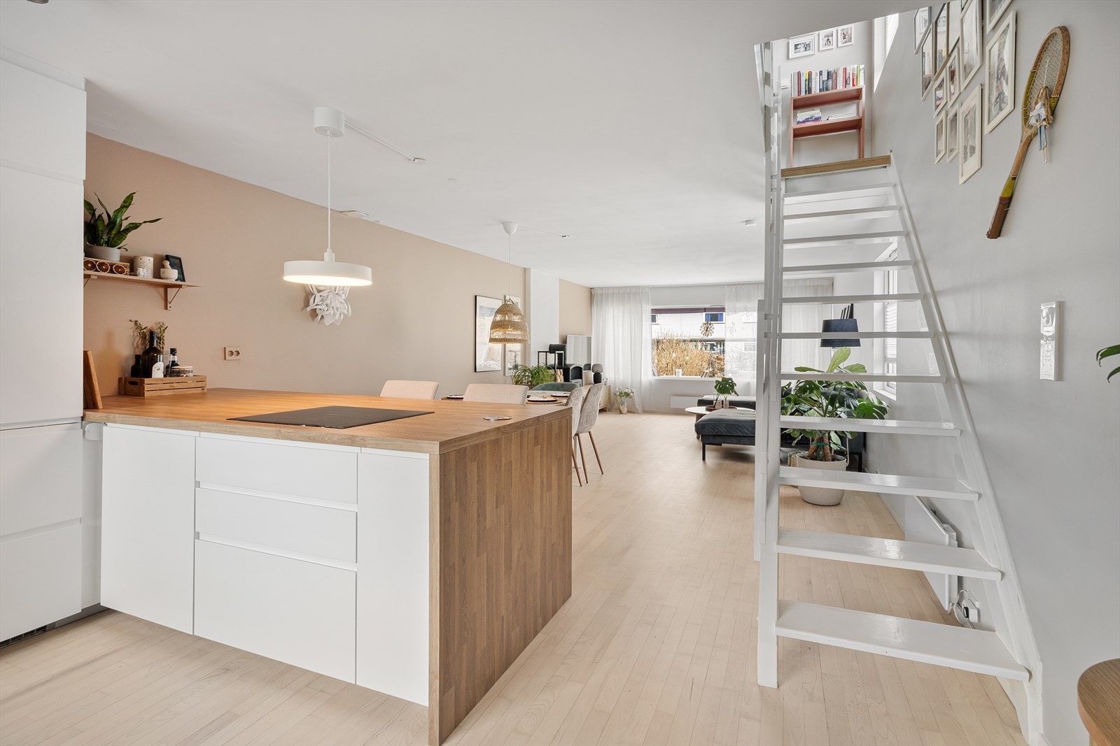 Den åpne løsningen i første etasje gir en flott romfølelse, med nyslipt og lakkert parkett som binder sonene sammen. Galleribilde