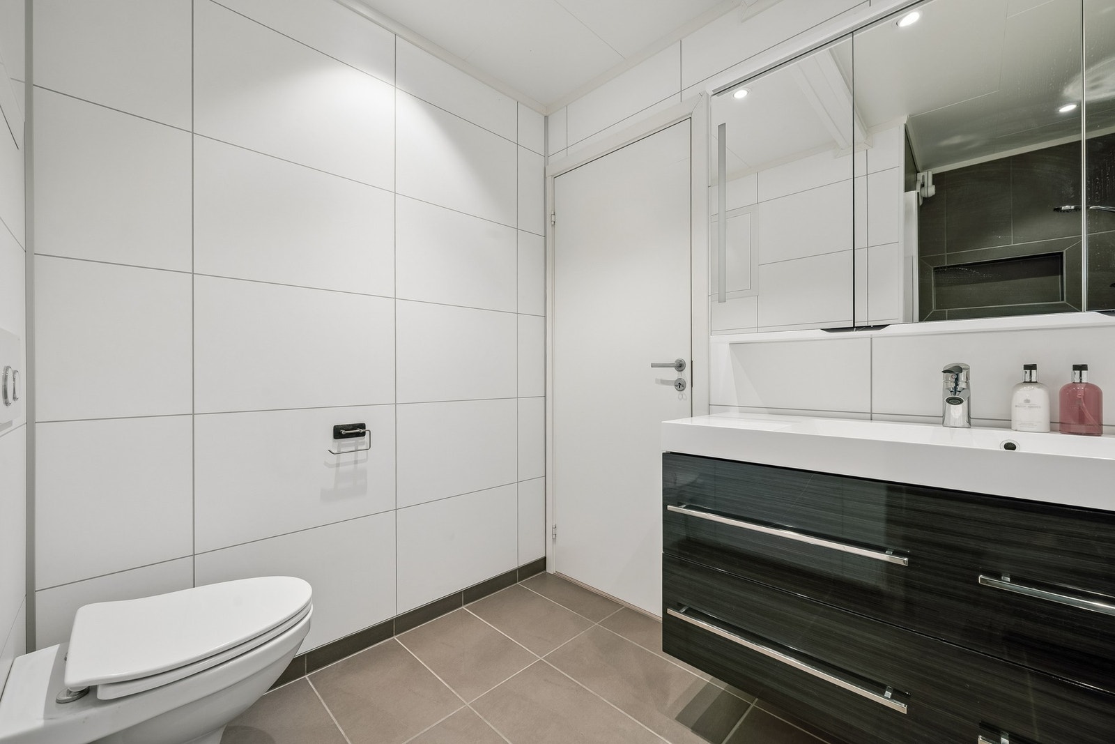 Boligen har 2 bad- Dette er badet som ligger i boligens 2.etg. Galleribilde