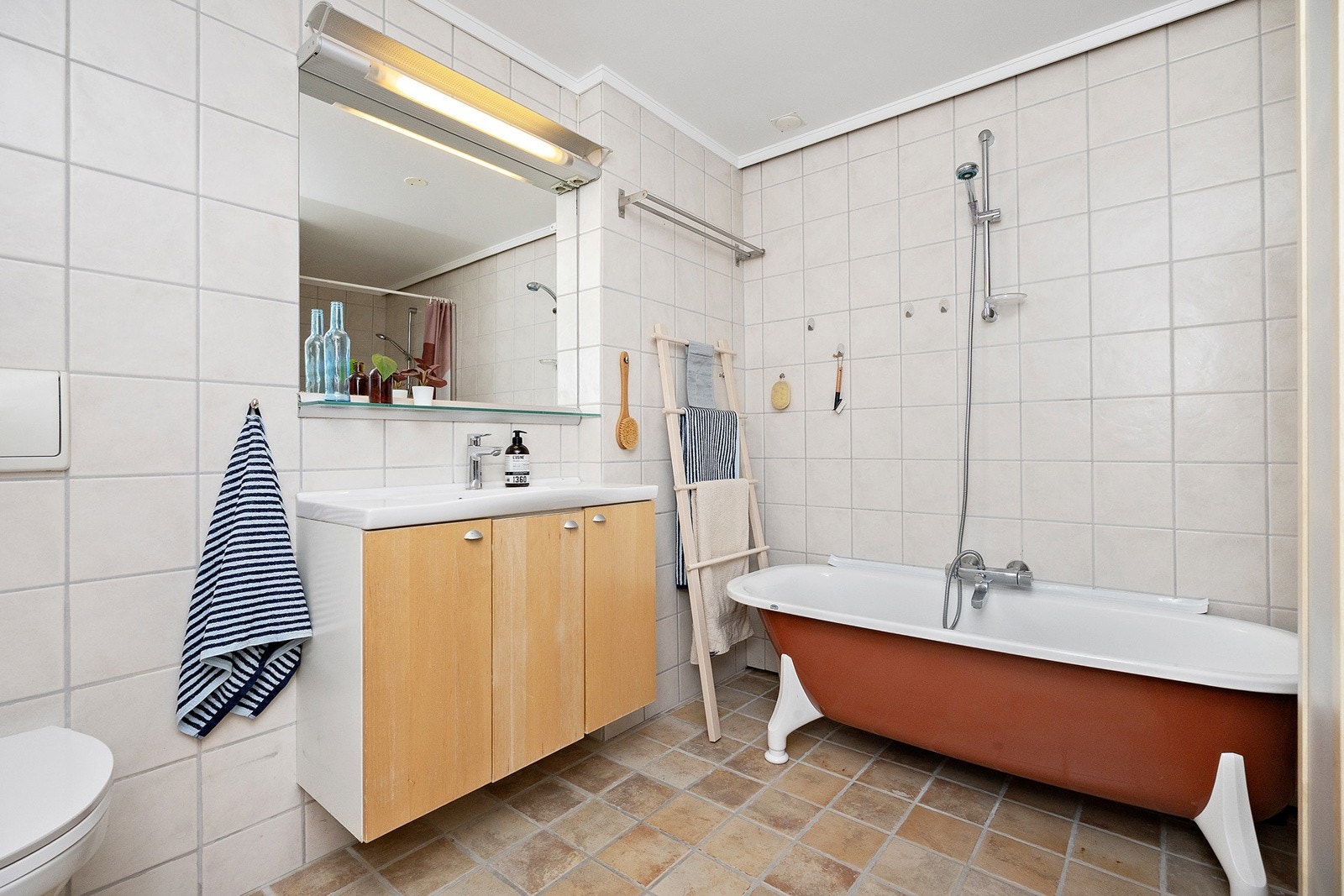 Flislagt baderom i boligens underetajse. Galleribilde
