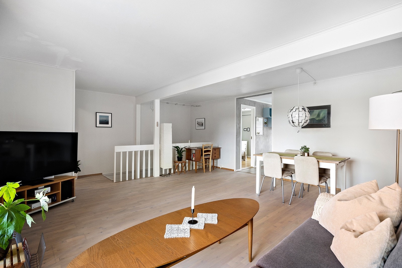 Stuen er et fint samlepunkt for hele familien både for hyggelige middager og roligere dager. Galleribilde
