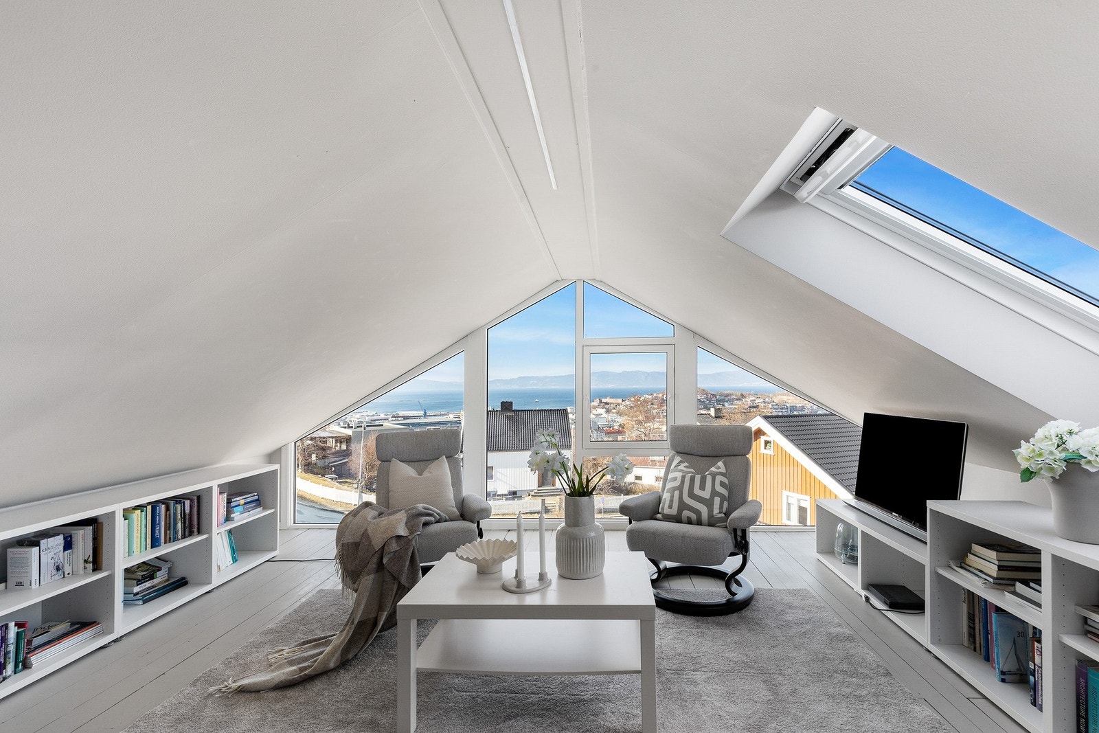 Velkommen opp til loftet - Her får du en innbydene loftstue med store vinduer som sikrer godt med lysinnslipp. Galleribilde