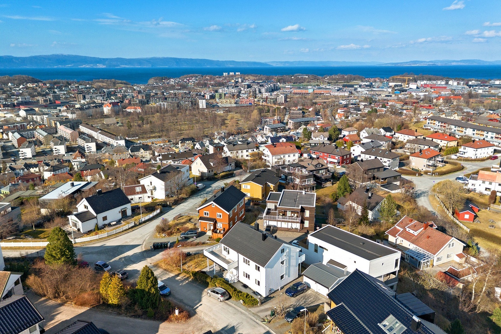 Her bor du i et ettertraktet, sentralt og etablert område med kort avstand til flere skoler, barnehager, dagligvarer, og et bredt utvalg av servicefailiteter! Galleribilde