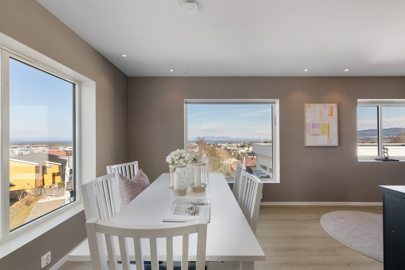 Panoramautsikt som strekker seg helt fra Estenstadmarka, fremhevet av store vindusflater som slipper inn rikelig med lys. Galleribilde