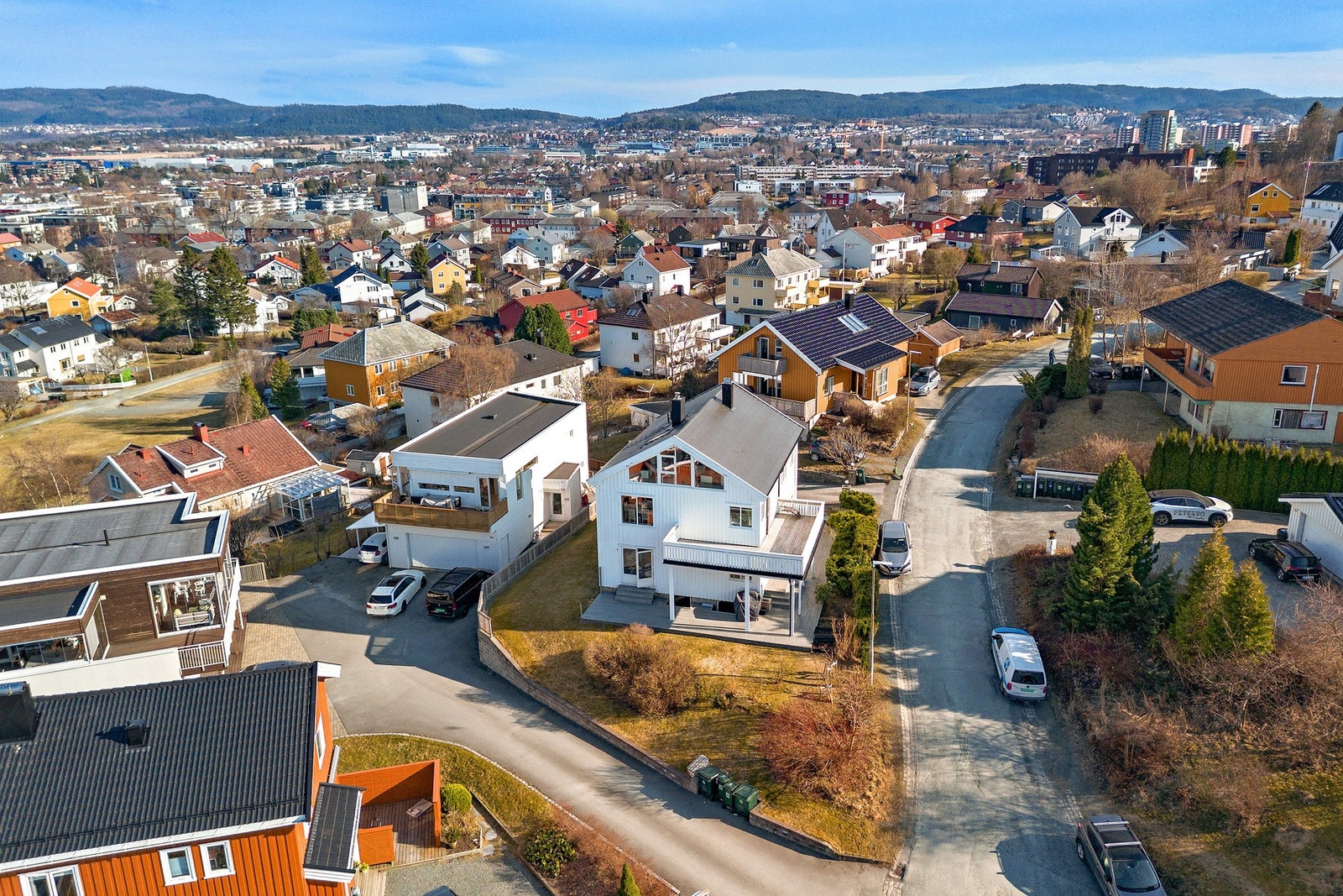 Tomteareal er på hele 664 kvadratmeter og sikrer godt med boltreplass i felles hage. Galleribilde