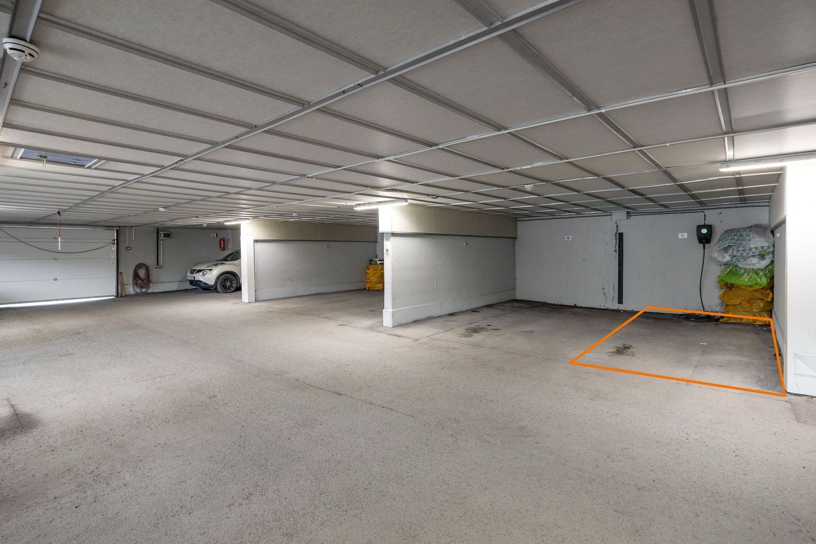 Garasjeplass med el-billader Galleribilde
