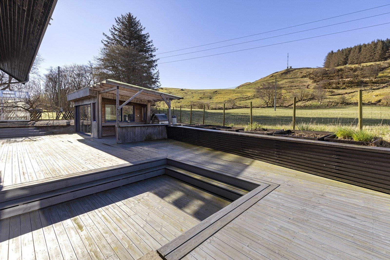 Terrassen er bygget i flere nivåer og har god plass for utekjøkken og sosiale soner. Deler av terrasse og beplantning går utenfor tomtegrensen. Galleribilde