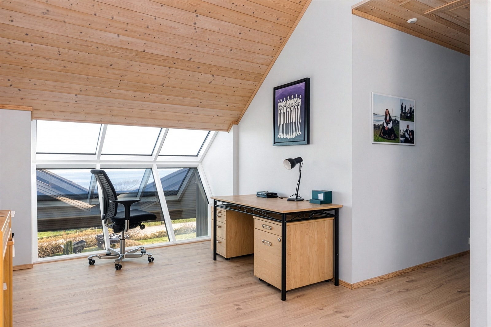 Bildet er redigert ved hjelp av AI.
Loftstue med plass til f.eks. en TV-krok eller kontorplass. Galleribilde