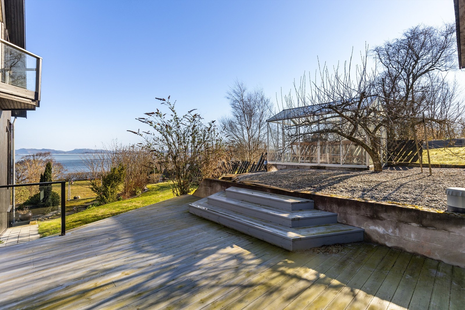 Tomten er opparbeidet med plenarealer, diverse beplantning og store terrasseflater. Galleribilde