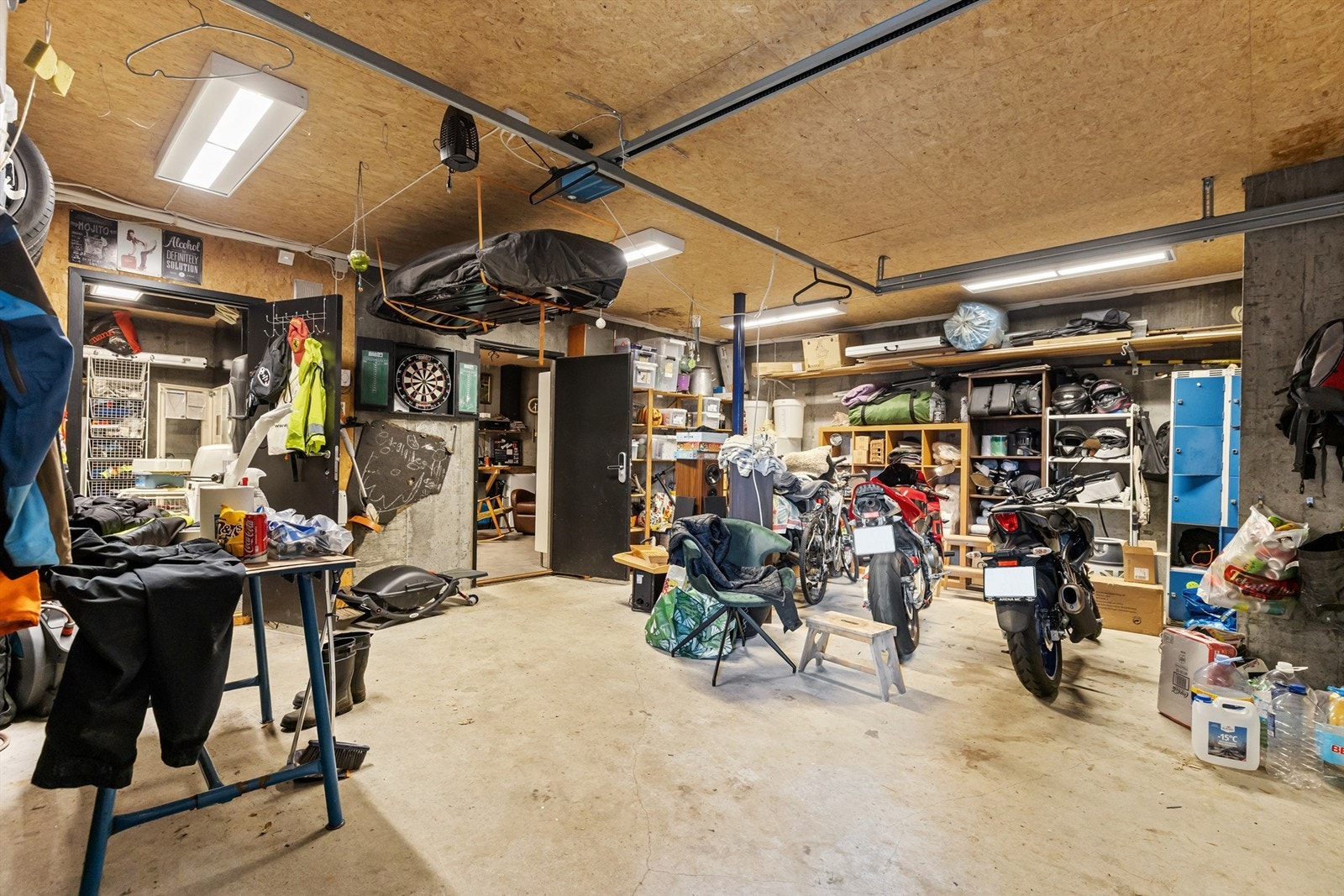 I kjelleren er det en stor integrert garasje med tilhørende verksted og bod, totalt 66 m². Galleribilde