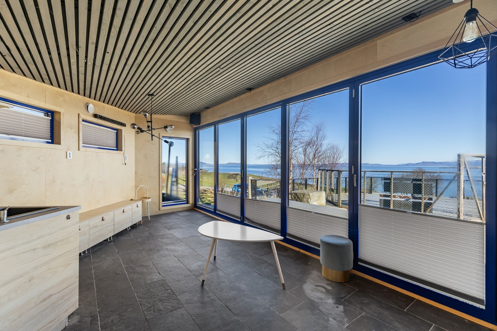 Eiendommen har et frittstående og isolert uthus på 24 m² med innlagt tekjøkken og dusjsone. Det gjøres oppmerksom på at uthuset ikke er omsøkt. Galleribilde