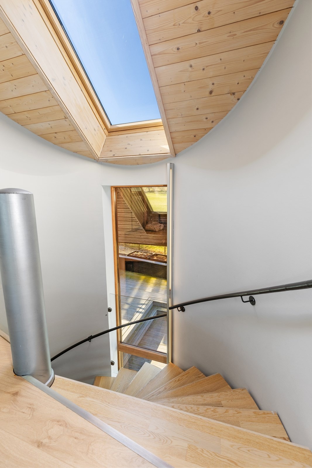 Takvinduet over trappen slipper dagslyset ned gjennom etasjene. Galleribilde