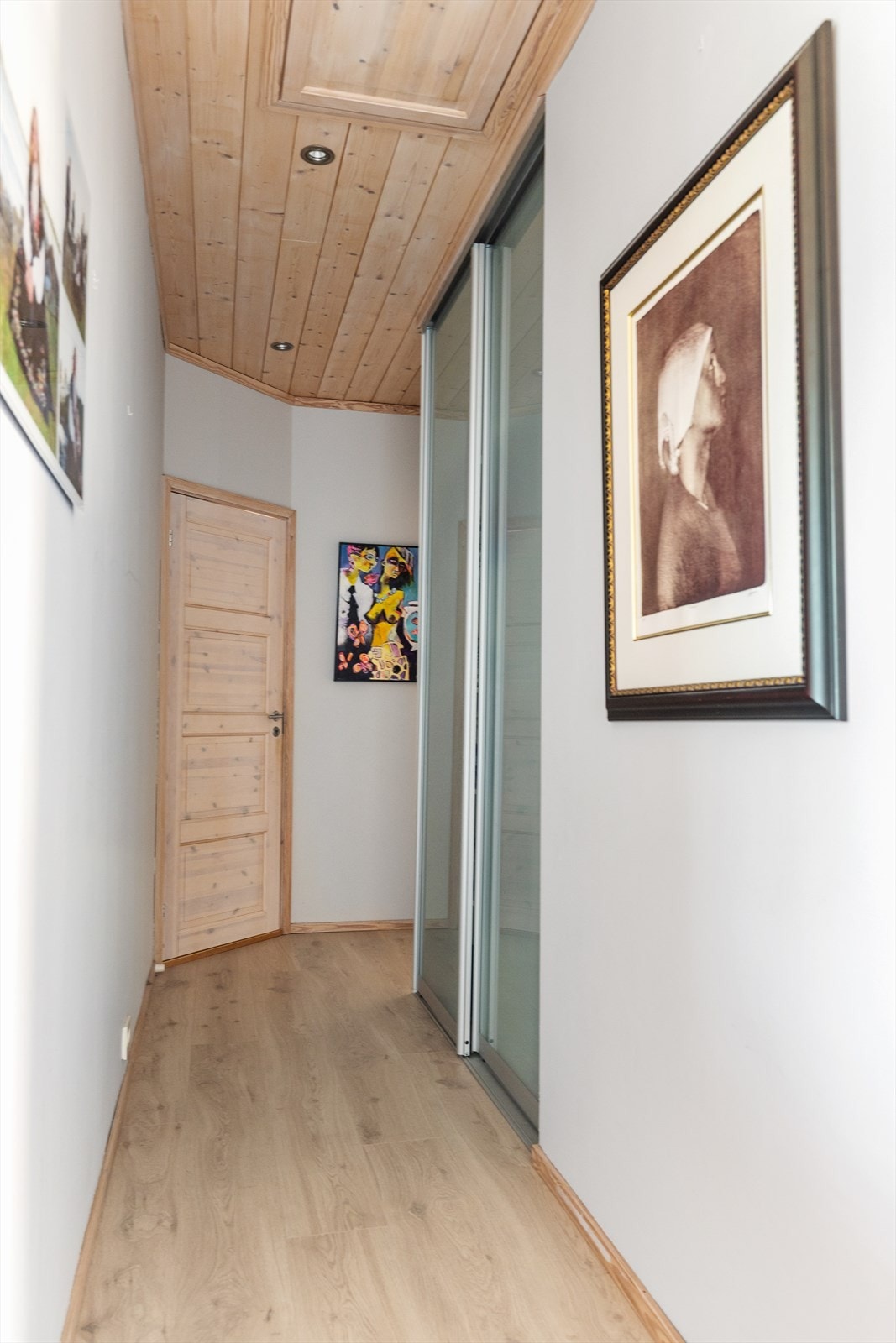 Gangen i andre etasje har plass til oppbevaring med skyvedørsgarderobe. Galleribilde