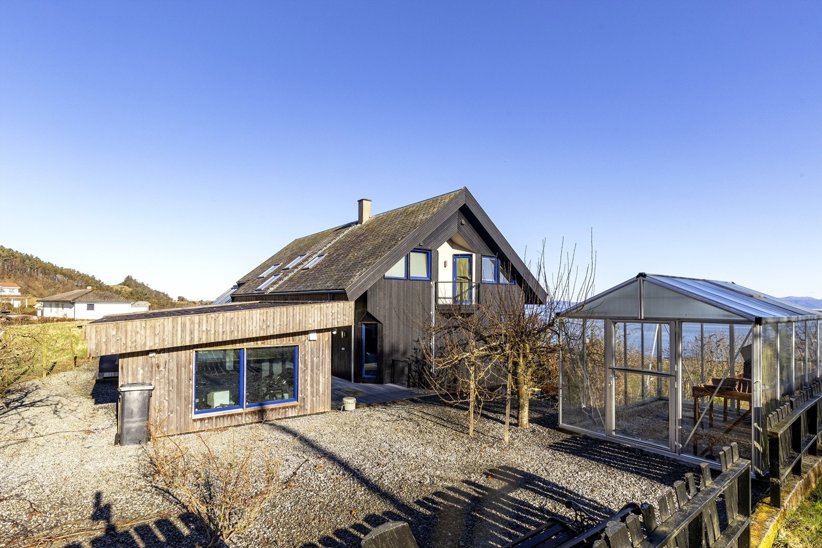 I tillegg til uthuset har eiendommen en sportsbod på 14 m² og et drivhus på 9 m². Sportsbod og drivhus er ikke omsøkt. Galleribilde