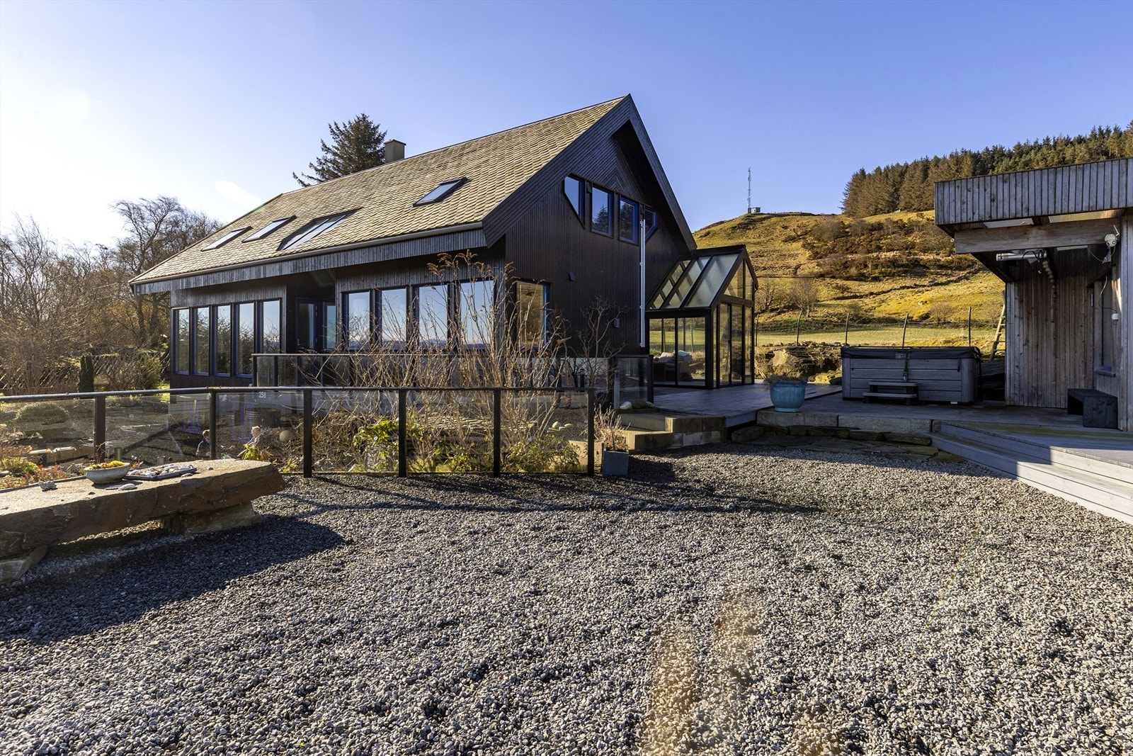 Eiendommen er utformet for et aktivt uteliv med et samlet terrasse- og balkongareal på hele 267 m². Galleribilde