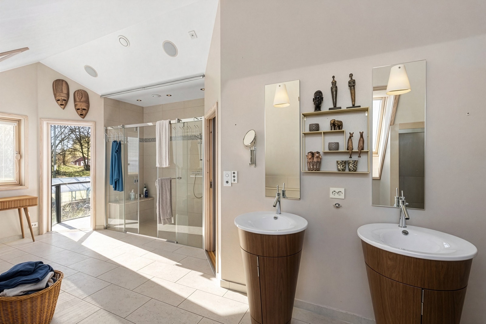 Bildet er redigert ved hjelp av AI.
Badet har utgang til balkong som også har utgang fra det ene soverommet. Galleribilde