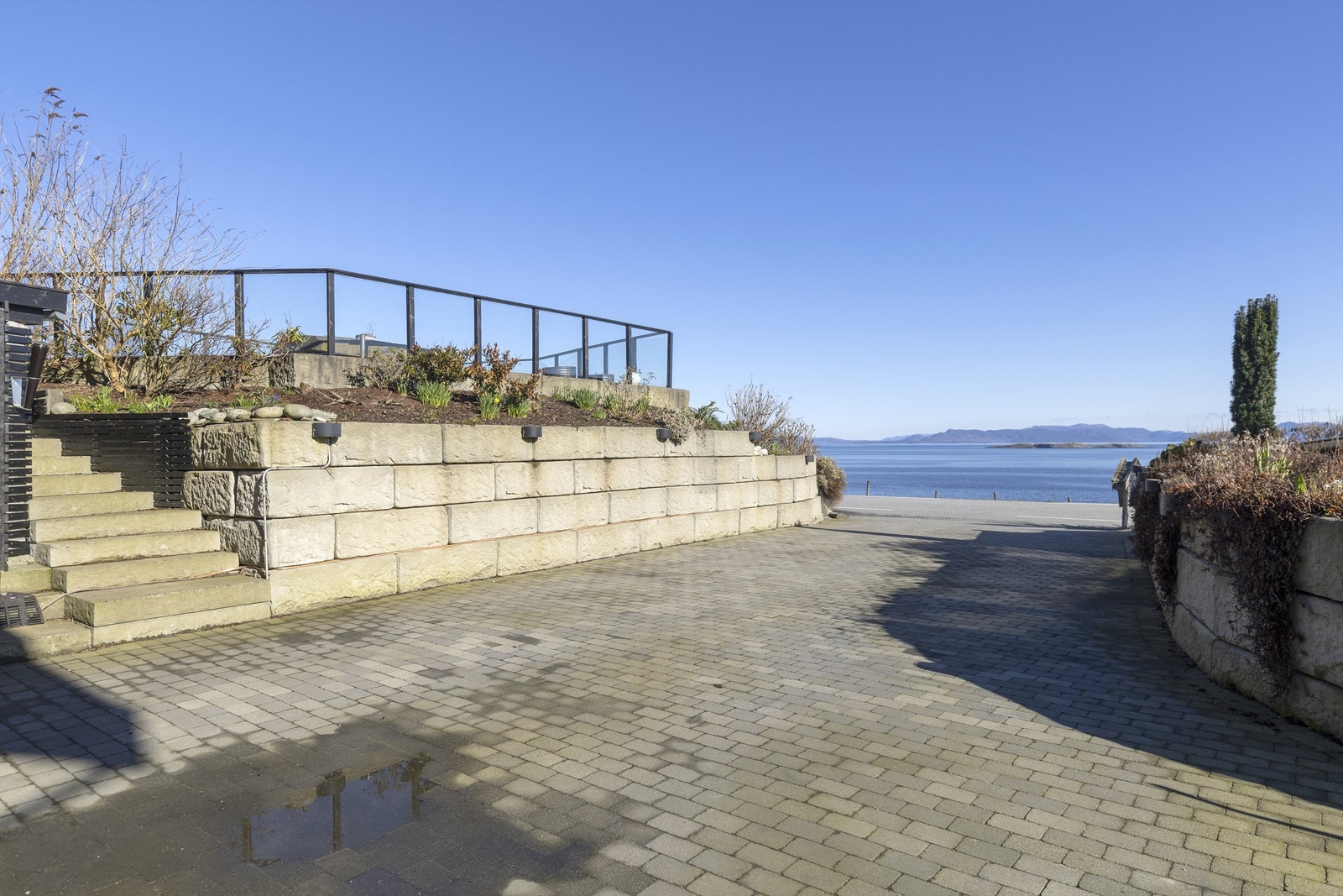 Innkjøringen er pent opparbeidet med belegningsstein og solide forstøtningsmurer i naturstein. Galleribilde