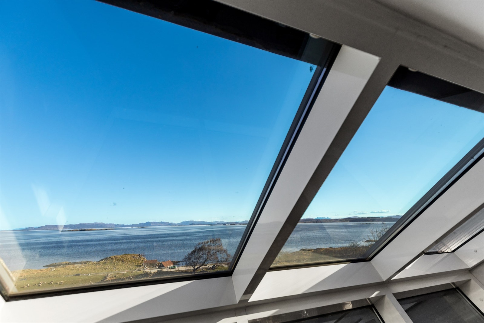 Selv fra takvinduene er sjøutsikten et fremtredende element. Galleribilde