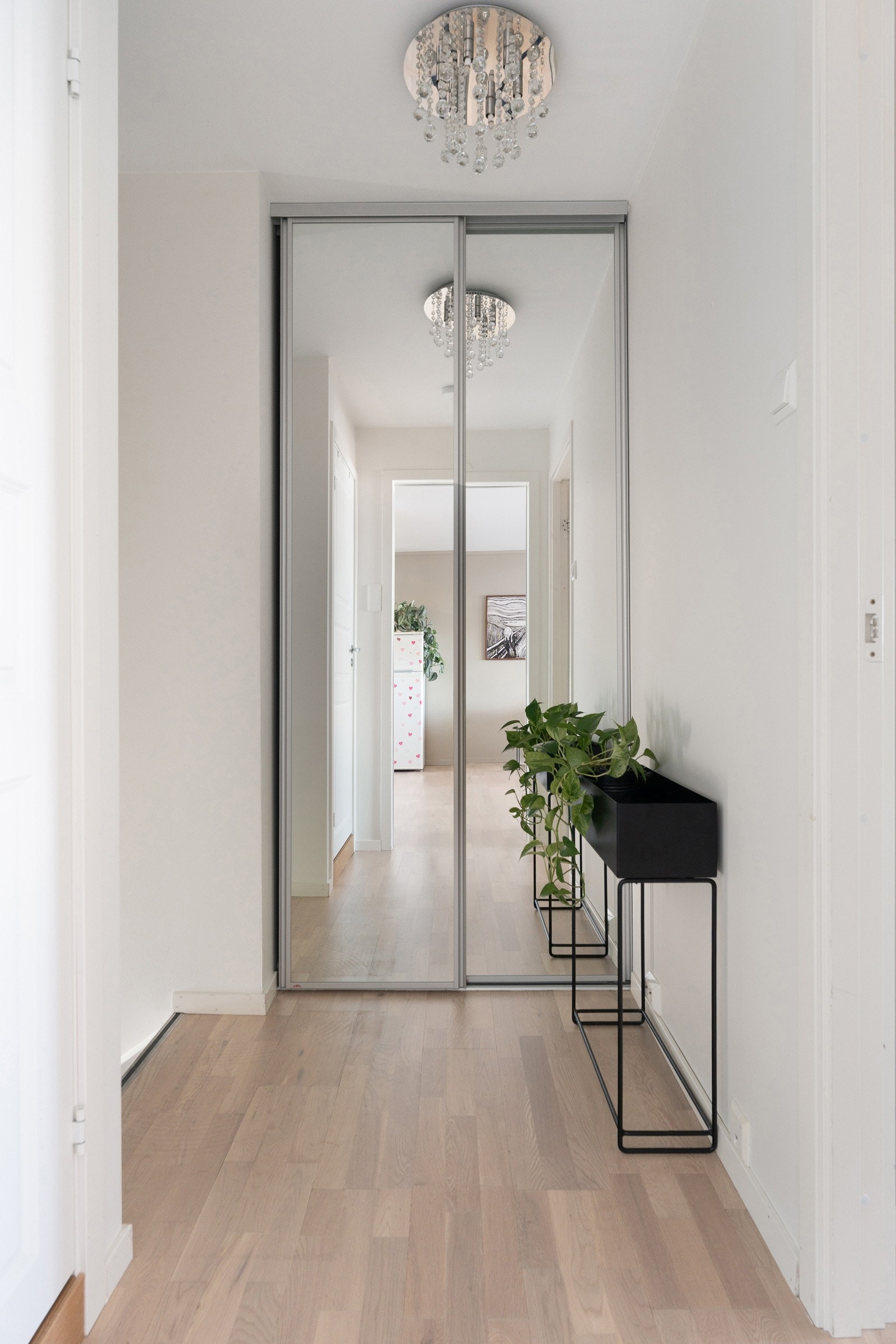 Velkommen inn! Skyvedørsgarderobe i gang bidrar til oppbevaringsplass.