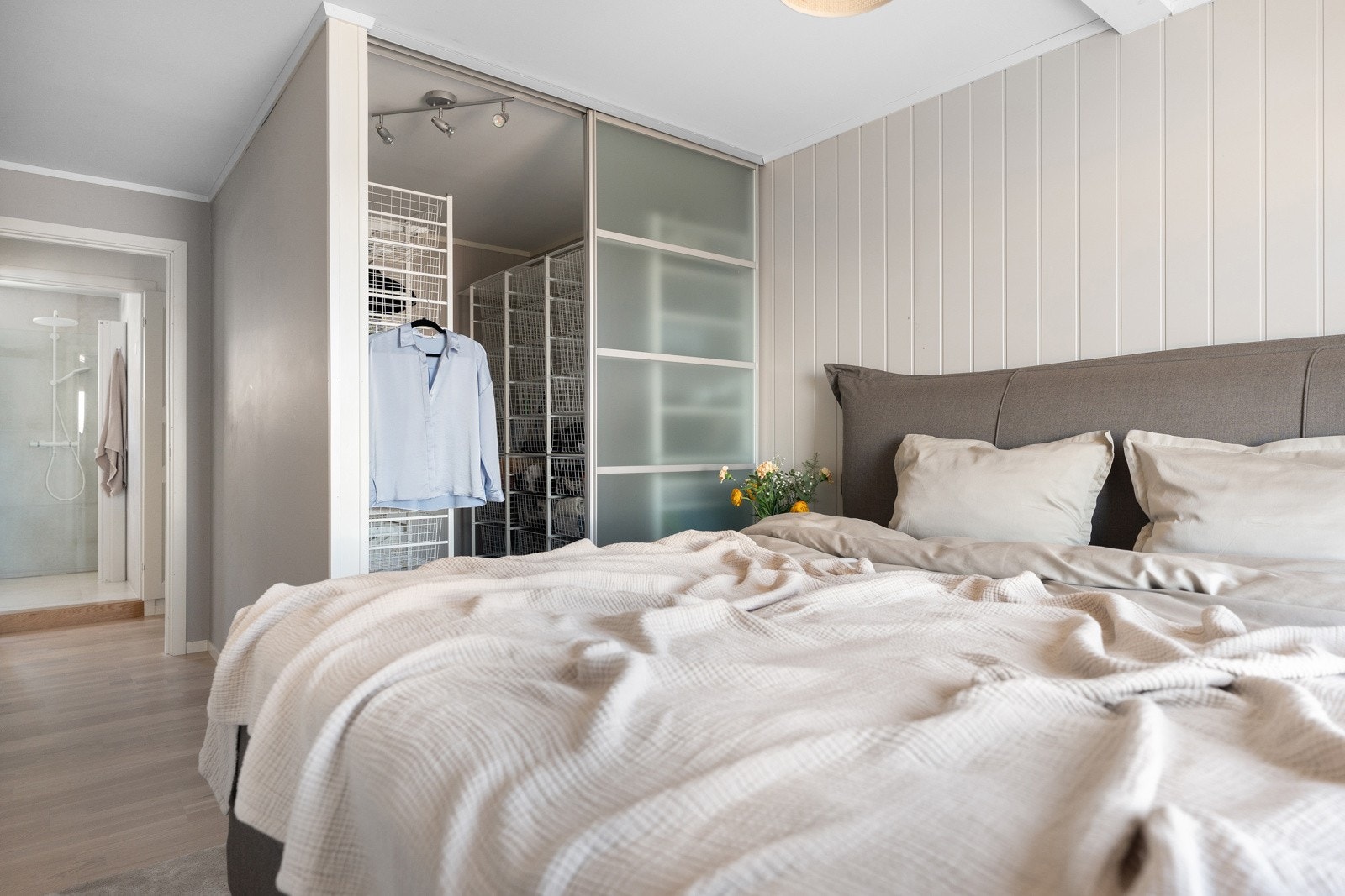 På soverommet er det innredet med en stor og dyp skyvedørsgarderobe, som fungerer nærmest som en innvendig bod.