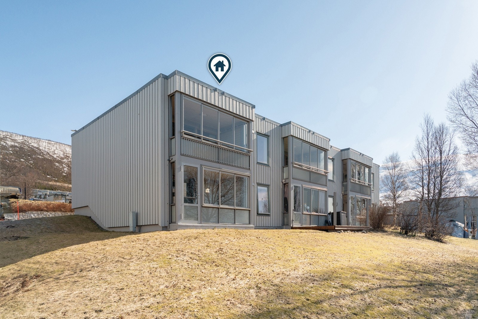 Svært fin intern beliggenhet helt i front i borettslaget, med fantastisk utsikt og nærmest ingen innsyn.