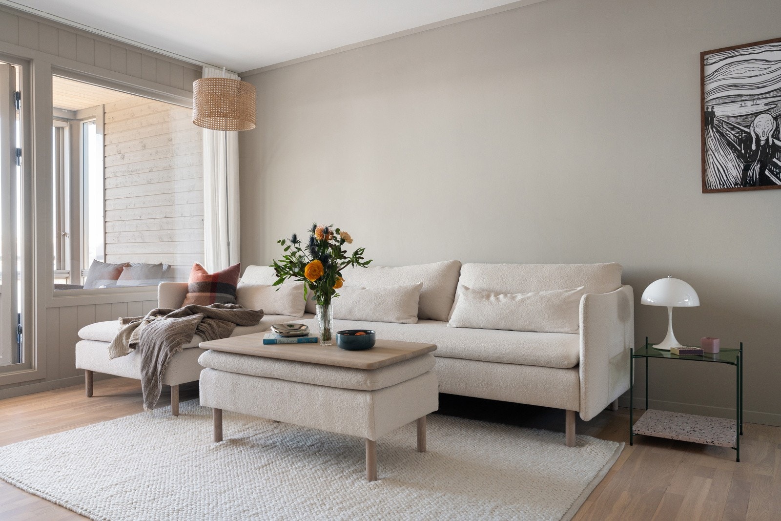 Det er gjort flere større oppgraderinger de siste to årene med bl.a. nytt bad fra 2024/25, nye vegger i stue og soverom, samt backsplash på kjøkken.