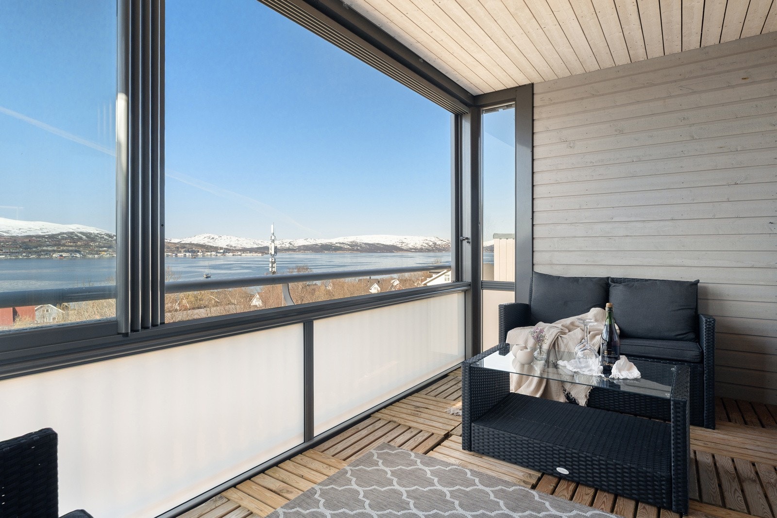 Stor og vestvendt vinterhage, med god plass for utemøbler. Vinterhagen fungerer fint som en forlengelse av stuen.