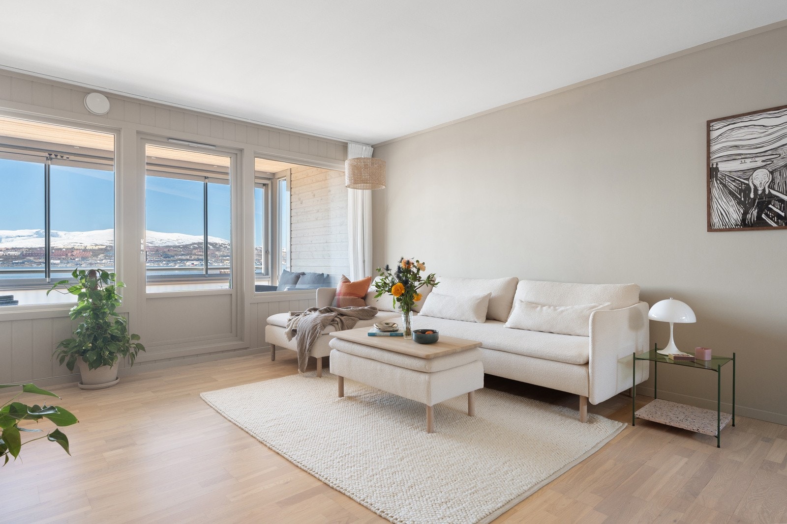 Møbleringsvennlig stue, med god plass for stor sofagruppe og TV på motsatt side av rommet.